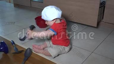 可爱的孩子带着厨师帽在<strong>厨房</strong>里搞得一团糟。 <strong>幼儿</strong>在地板上玩耍